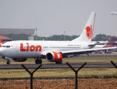 Βίντεο: Δείτε Boeing 737 της Lion Air να φεύγει εκτός διαδρόμου και να καταλήγει στα… χωράφια